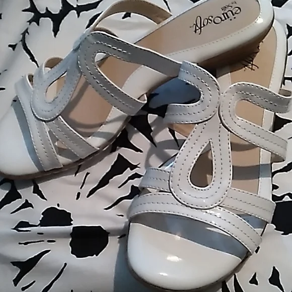 Eurosoft by Sofft size 8M White patent slip on sandal with small heal - Picture 1 of 3